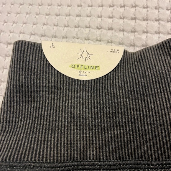 NWT - OFFLINE BY AERIE SEAMLESS MACRAME BIKE SHORT DARK GREY - Picture 5 of 7